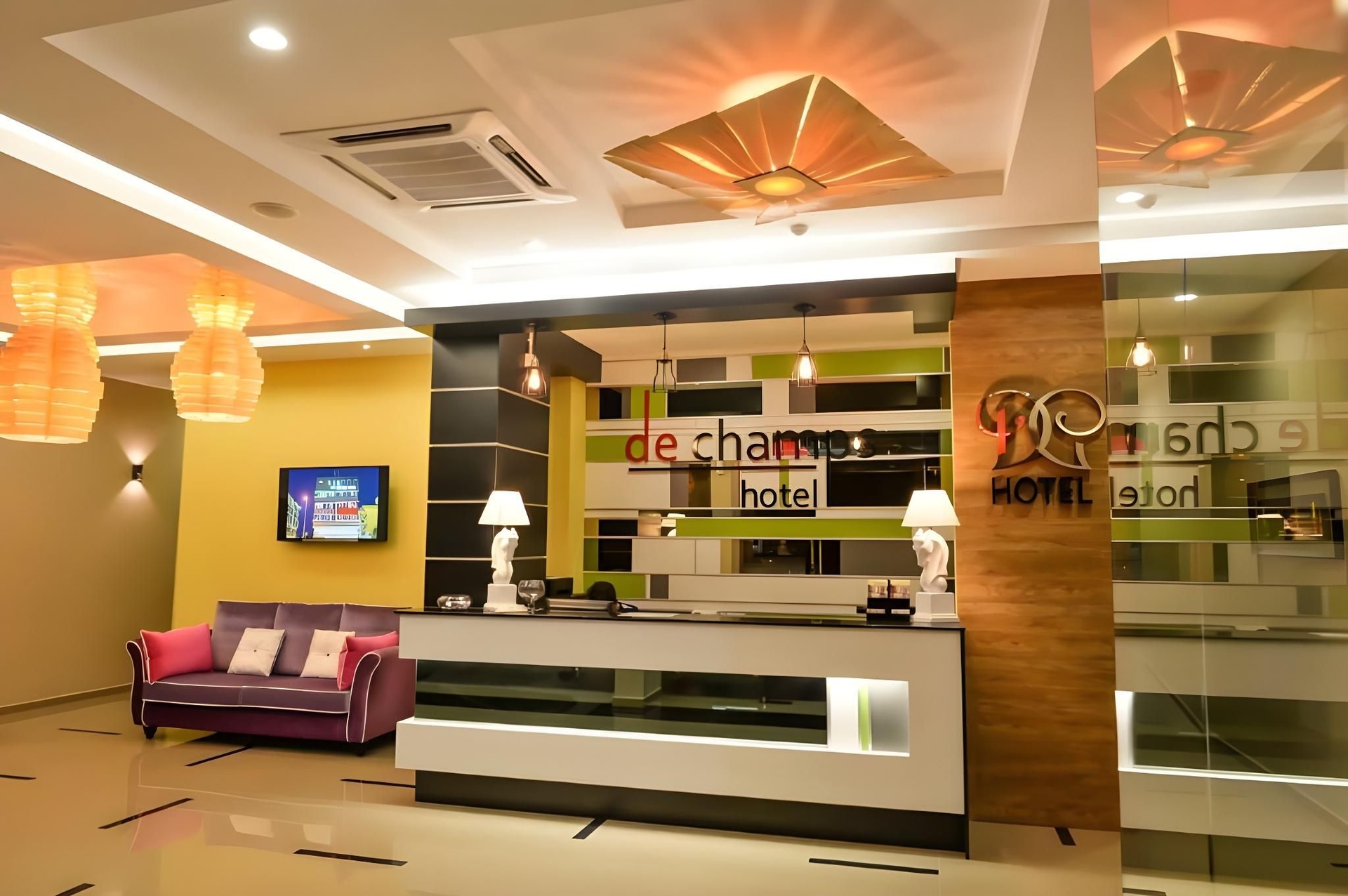 โรงแรมเดอ ชอง (De Champs Hotel)0