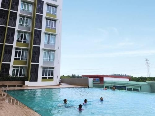 เลเวล 13 วิวสระน้ำ-2 ห้องนอน-กวนตัน-1-4ท่าน (LV13 PoolView 2 bedroom Kuantan | 1-4pax |)1