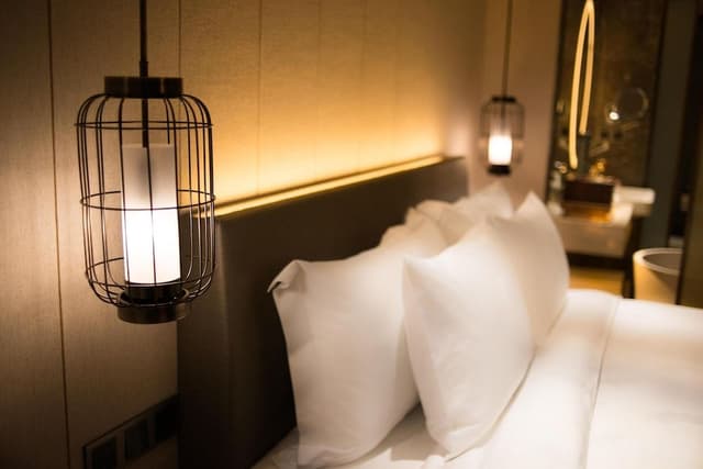 E500 King Bed Room