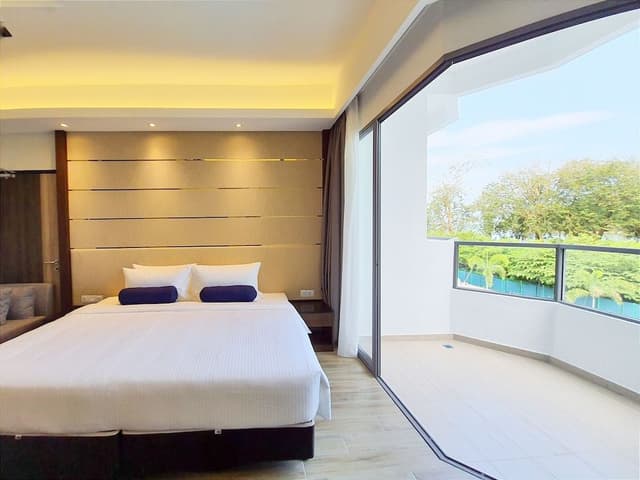 Deluxe Room, 1 King Bed, City View