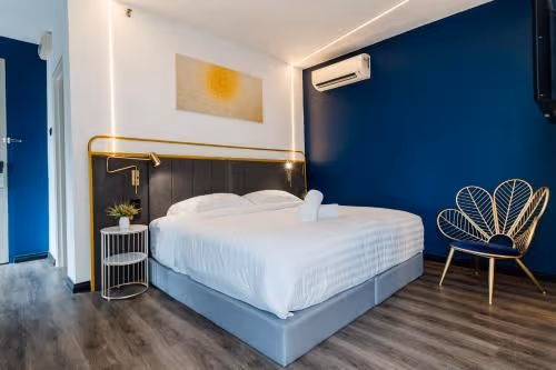 Deluxe - 1 King Bed