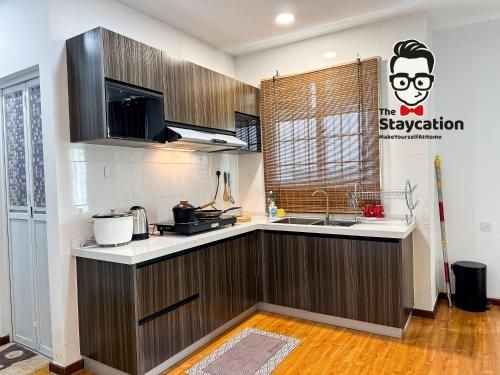 สเตเคชั่น ดีลักซ์ โฮมสเตย์ 61 ซาเตรีย เรสซิเดนซ์ (Staycation Deluxe Homestay 61 Satria Residences)0
