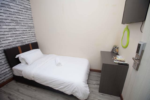 Single Room - Shared Bathroom