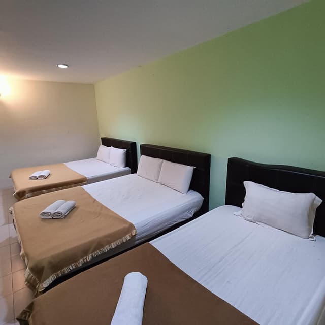 Deluxe Family Room without Window