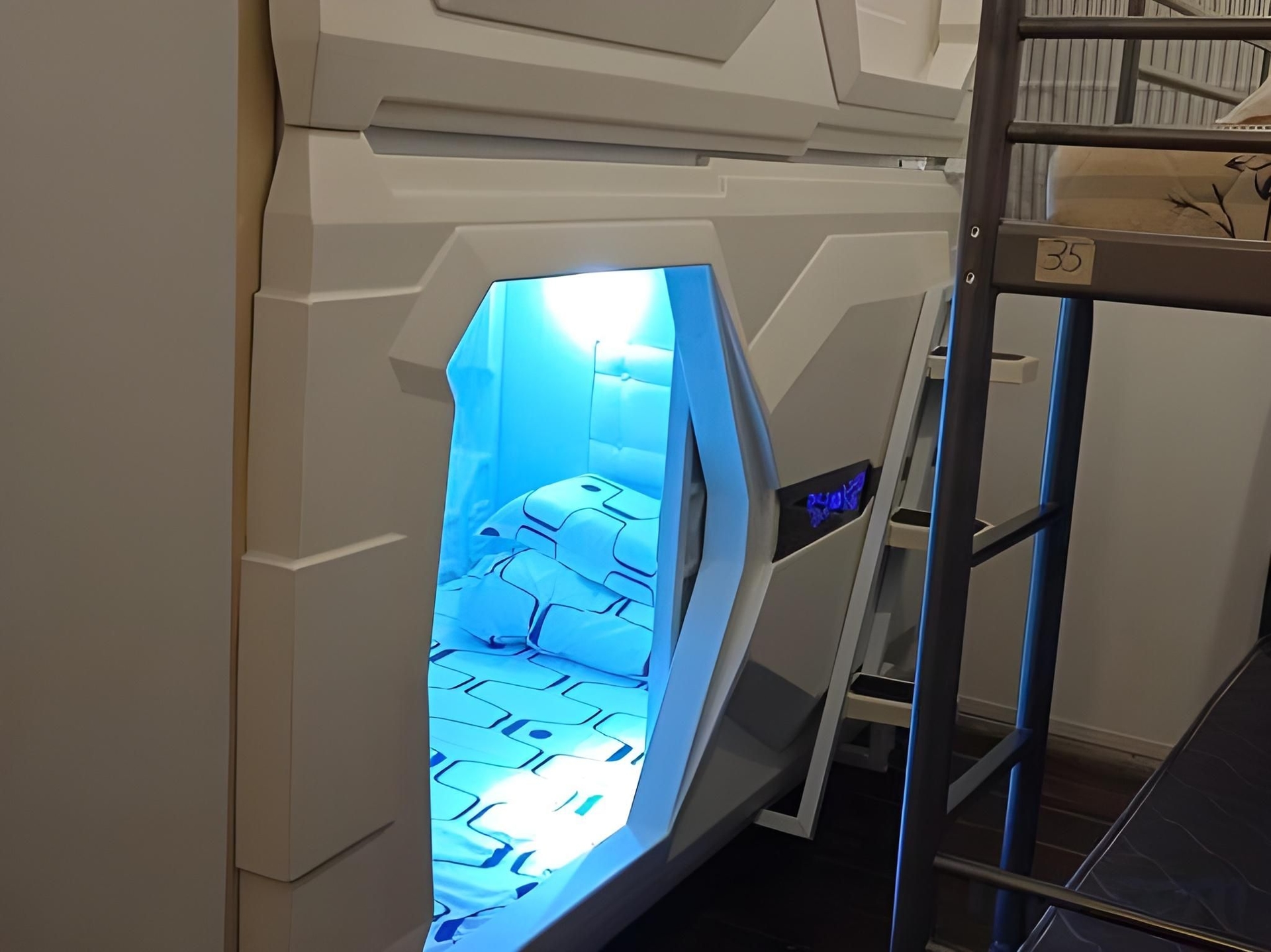 Vspace Guesthouse Capsule & Cafe2