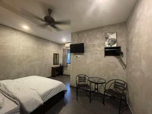 Standard Room with King Bed and Shower