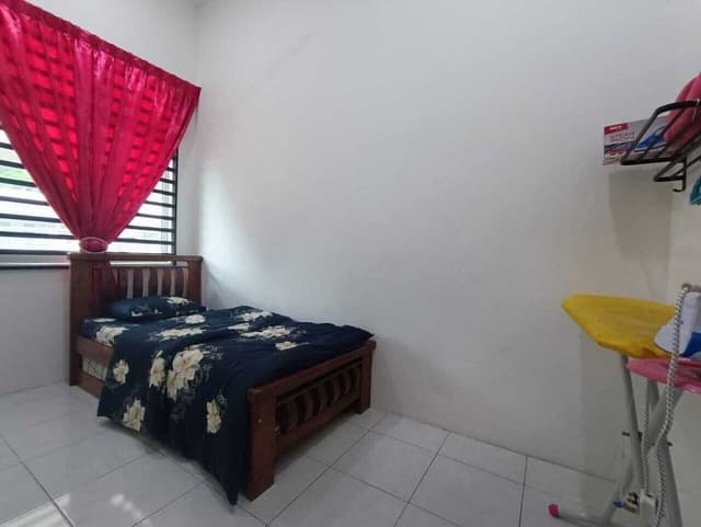 Single Room, Shared Bathroom