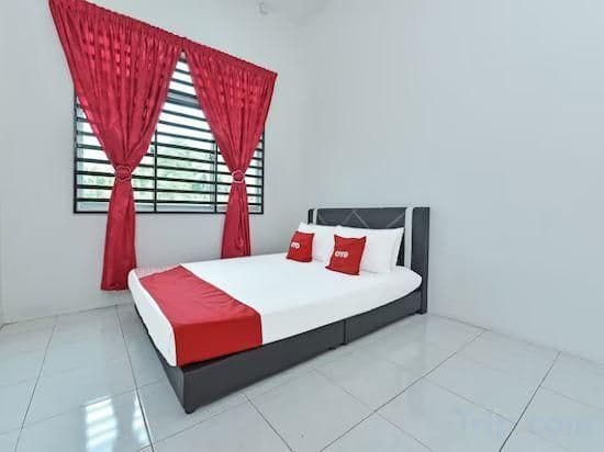 Private Room with Shared Bathroom