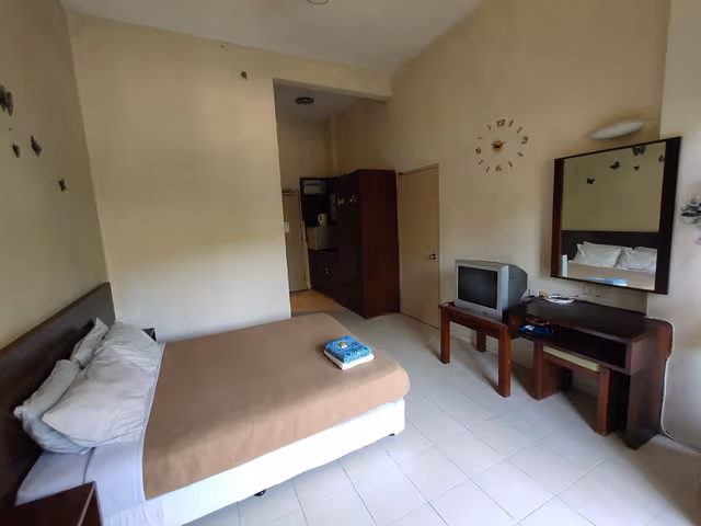 1 Queen Bed