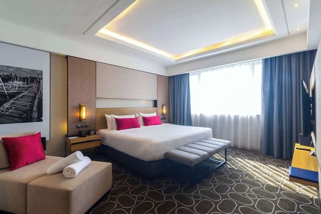 Suite, 1 King Bed (3 Bay)