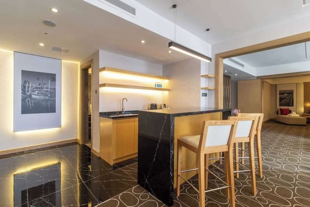 Suite, 1 King Bed (3 Bay)