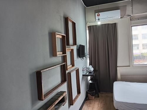 OYO 90863 Hi Inn 21