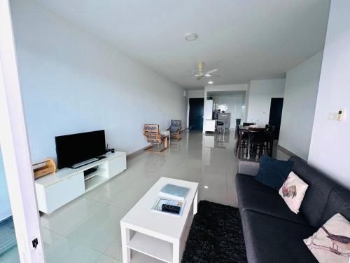 Spacious Comfortable Pool View Condo3