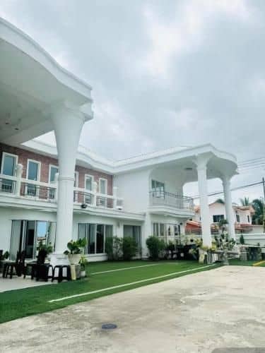 โรงแรมไวท์เฮาส์เซมปอร์นาสุดอลังการ โรงแรมไวท์เฮาส์เซมปอร์นาสุดอลังการ