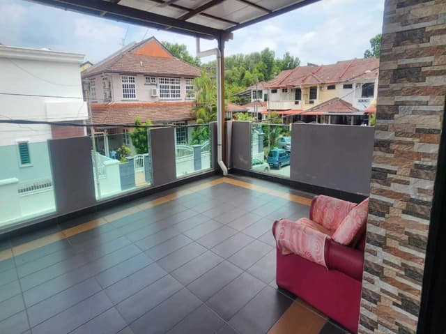 Single Room with Shared Bathroom