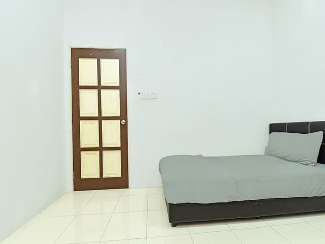 Room, Shared Bathroom