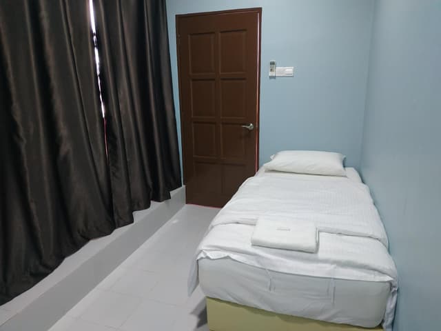 1 Single Bed Room