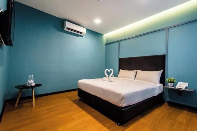 Deluxe Room, 1 Queen Bed, No Windows
