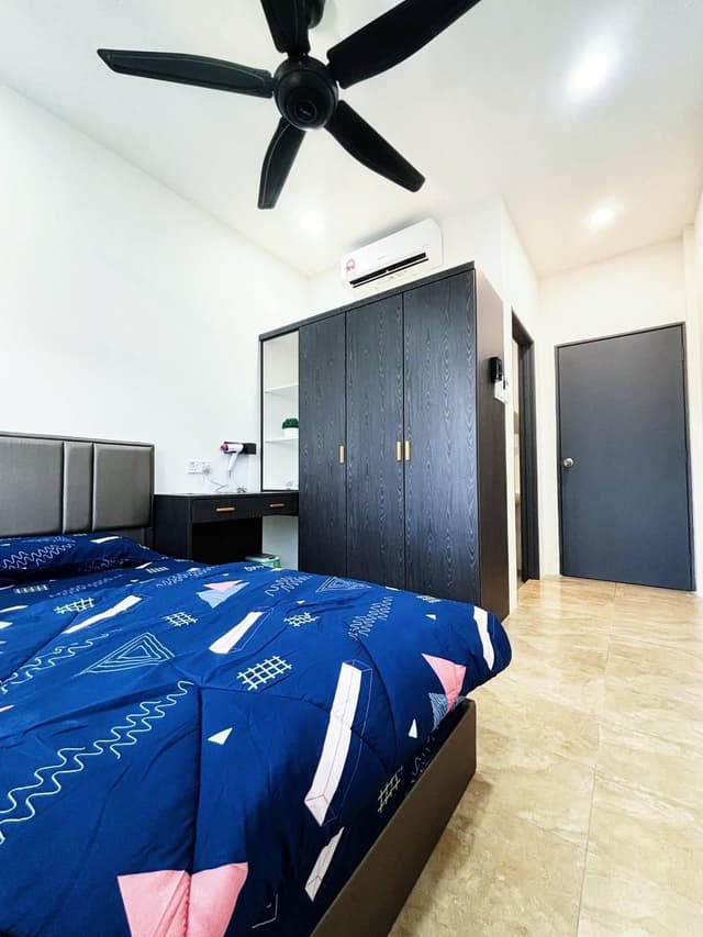 Deluxe Queen Room with Private Bathroom