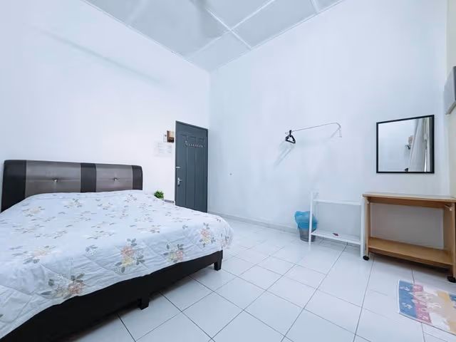 Deluxe Queen Room with Private Bathroom