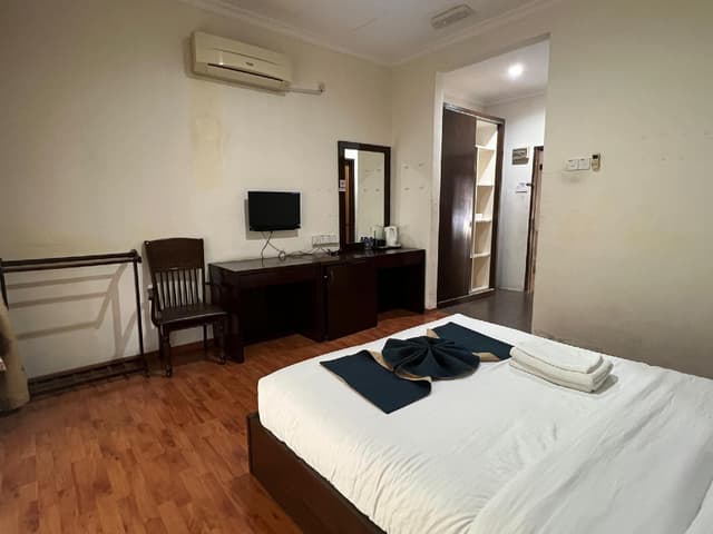 Standard Queen Room