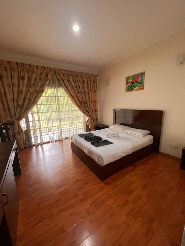 Standard Queen Room