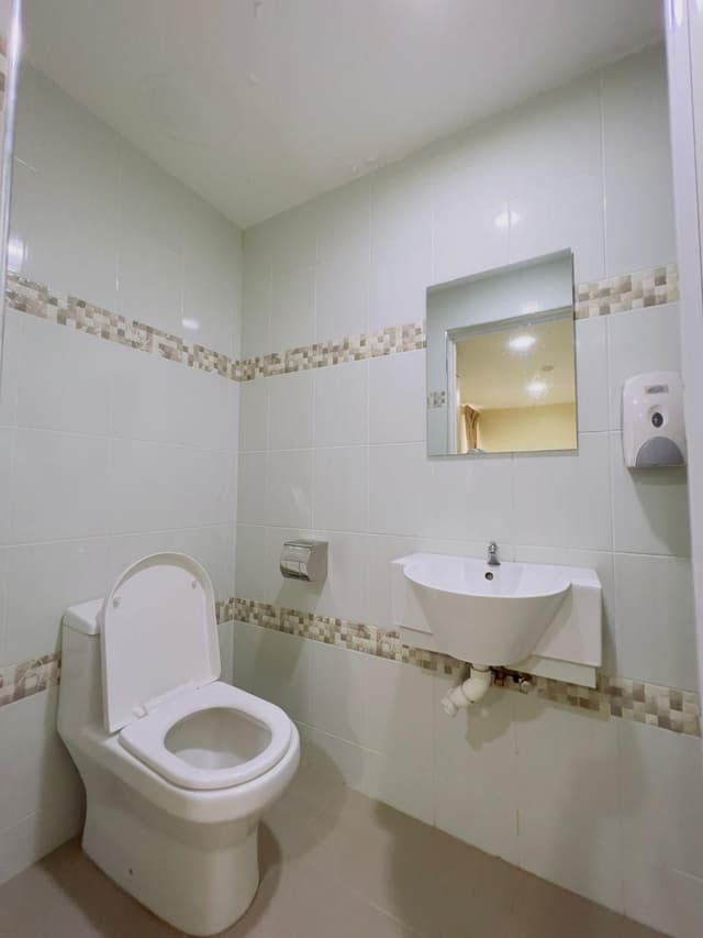 Queen Medium Room