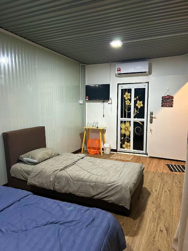 Family Room - 1 Single Bed and 1 Queen Bed