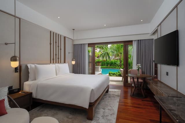 Deluxe Pool Access Room