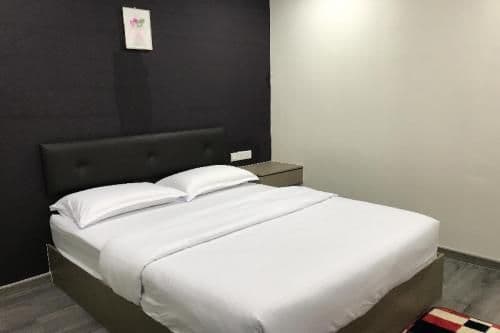 Stand Queen Room