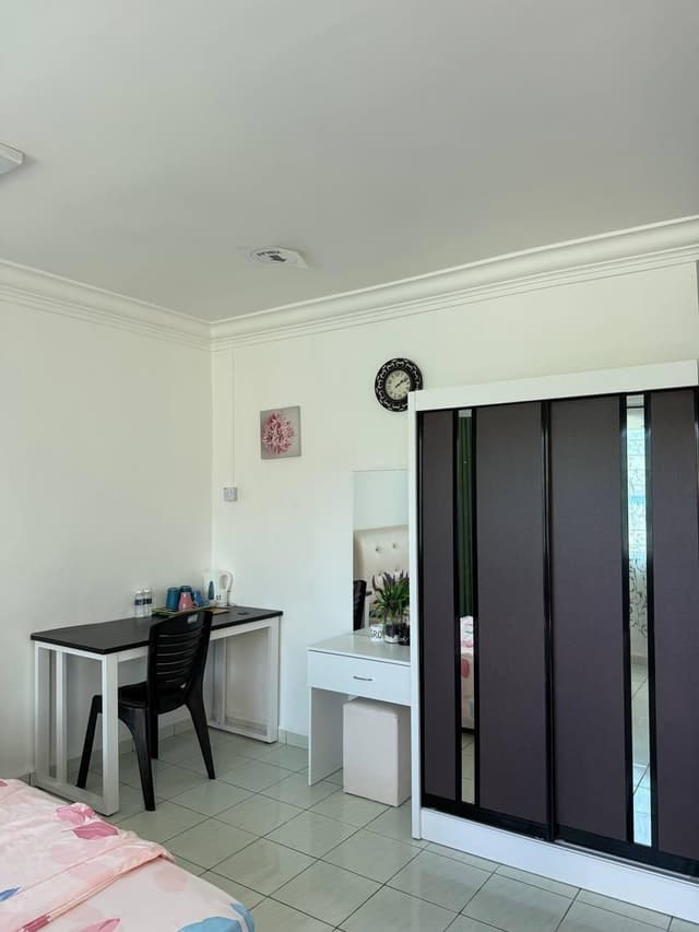 Queen Room - Check-in After 11:00 PM, Check-out Until 12:00 PM, Non-Smoking