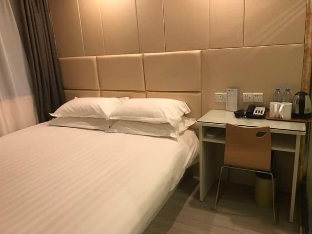 Hotel Queen Room