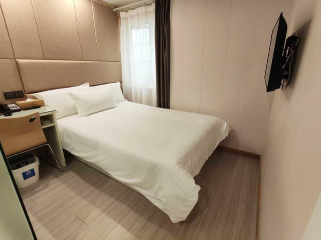Hotel Queen Room