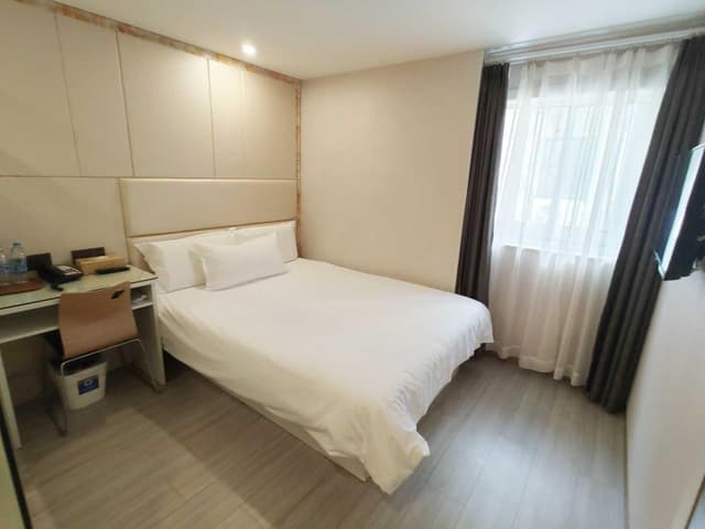 Hotel Queen Room