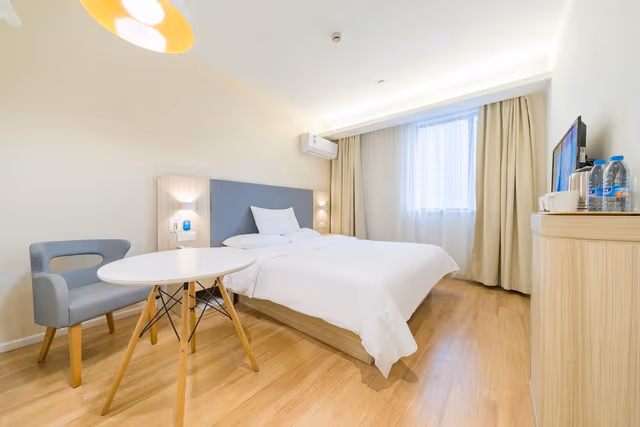 Huazhu - Room With Bed