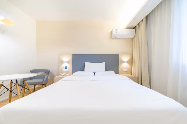 Huazhu - Room With Bed