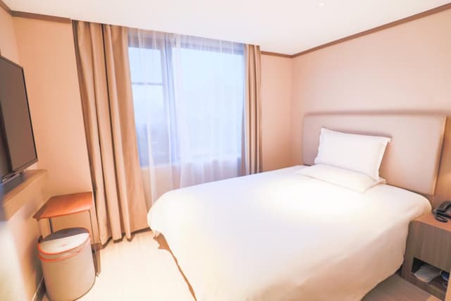 Huazhu - Room With Bed