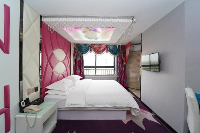 Deluxe Room with Bathtub