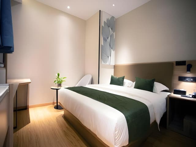 Hotel Queen Room