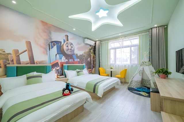 Family Room with Nature - Kid-Friendly