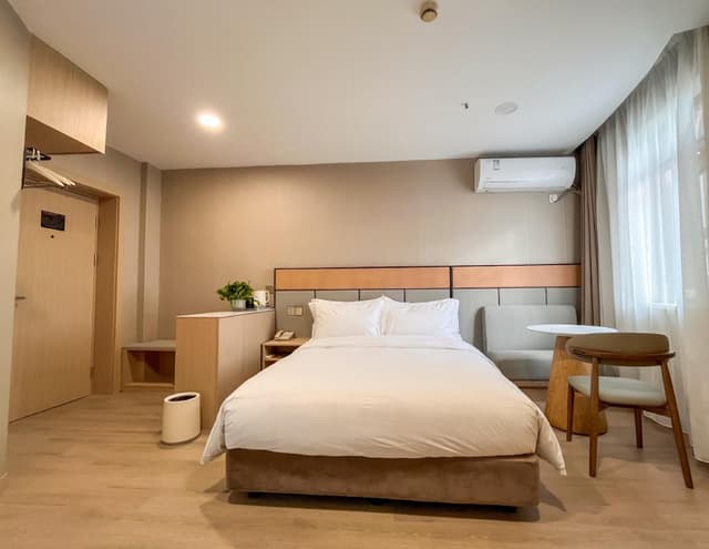 Standard Queen Room