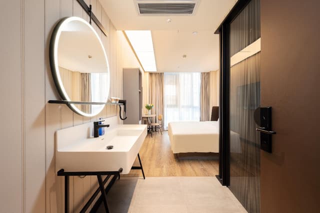 Huazhu - Room With Bed