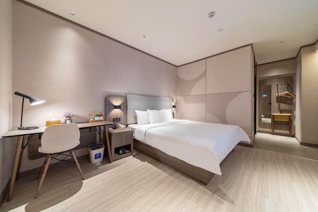 Huazhu - Room With Bed