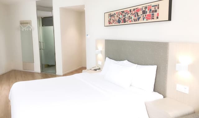 Huazhu - Room With Bed