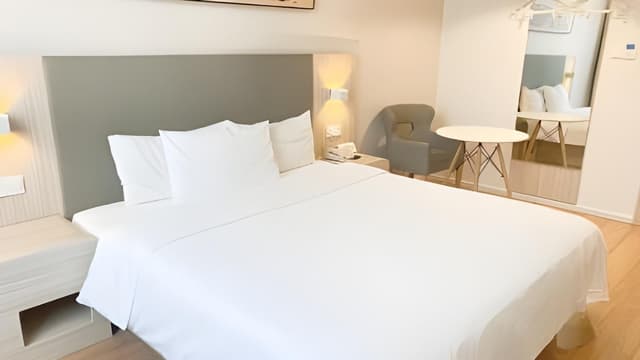 Huazhu - Room With Bed