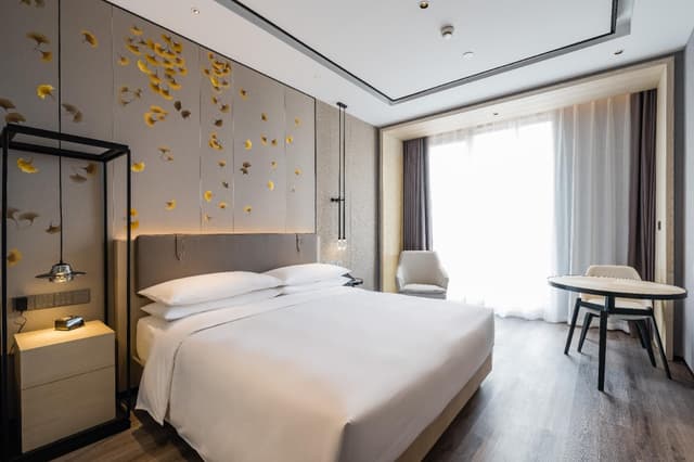 Stand Queen Room