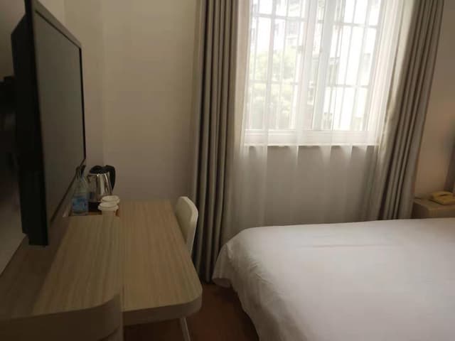 Hotel Queen Room