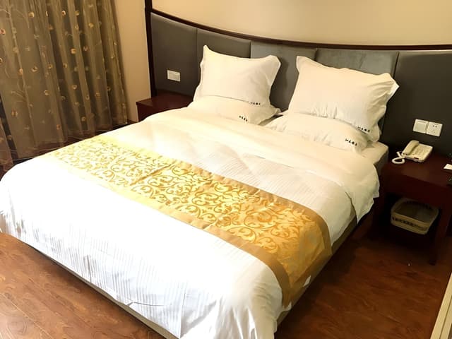 Business Queen Room