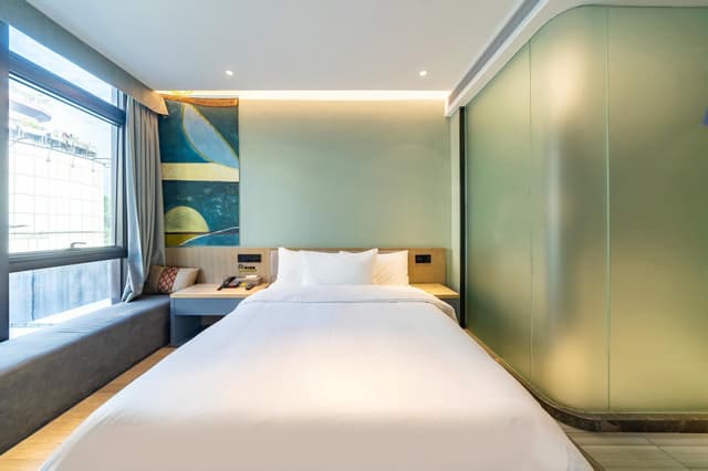 Huazhu - Room With Bed