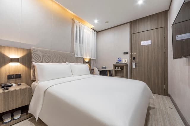 Huazhu - Room With Bed